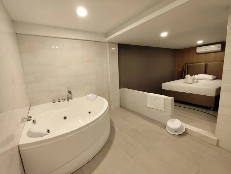 Photo: the venue's own website Hakumi Nuru Massage: room with a corner jacuzzi and bed